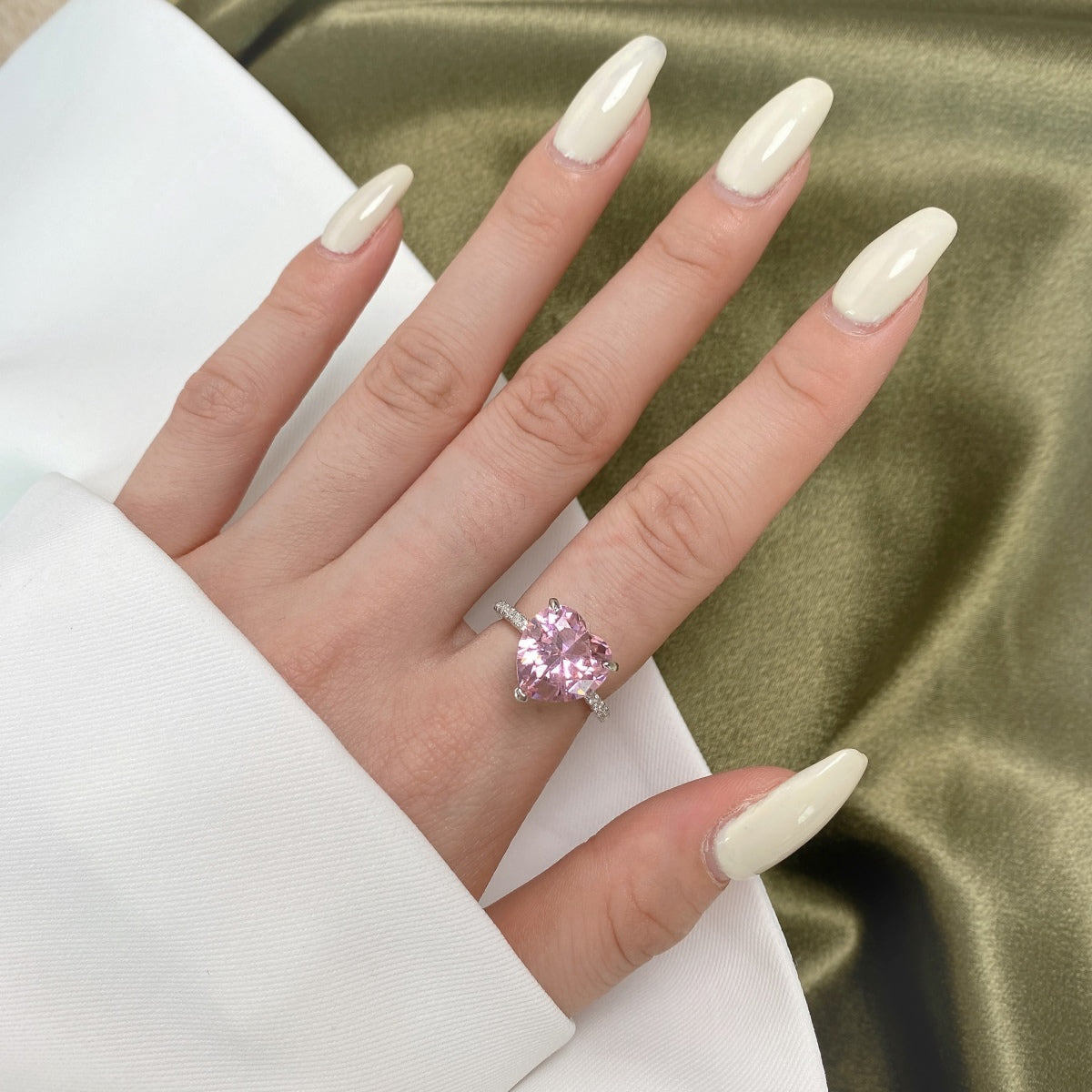 [AuraEcho]6.0 Carat Luxurious Sparkling Romantic Heart Cut Lover Ring