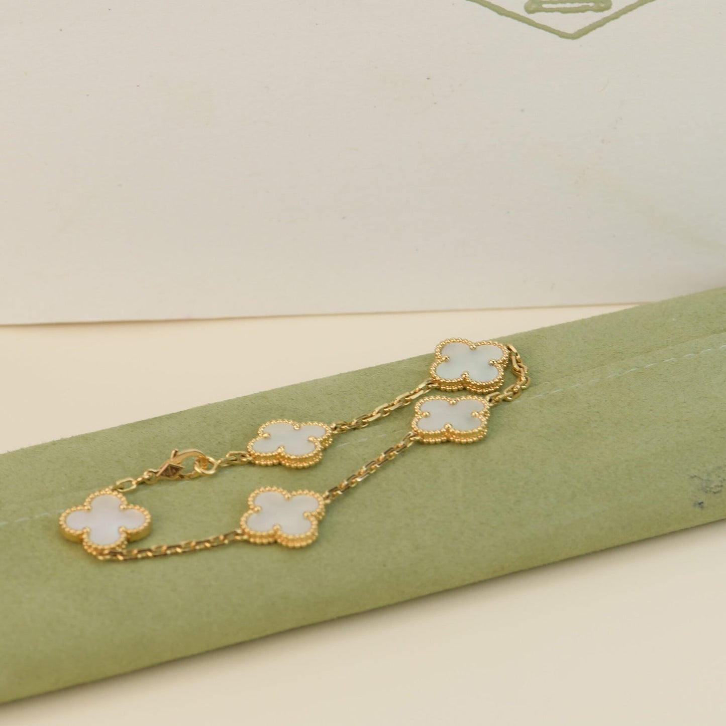[AuraEcho]CLOVER  5 MOTIF WHITE MOP BRACELET